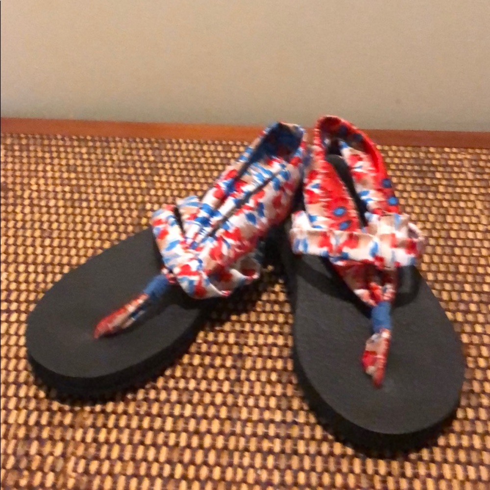 Like new sketchers foam yoga shoes. Size 5.